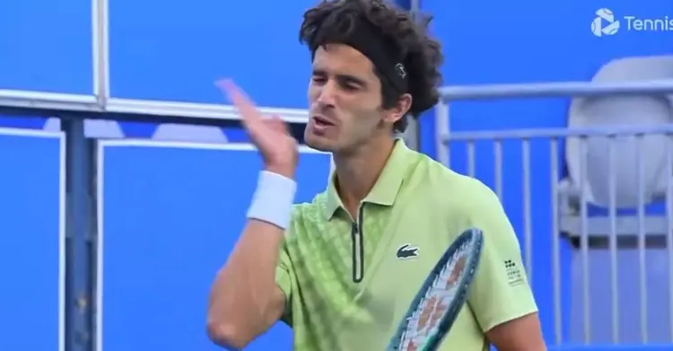 Ovako nešto sigurno niste videli: Počeo da šamara sebe usred meča